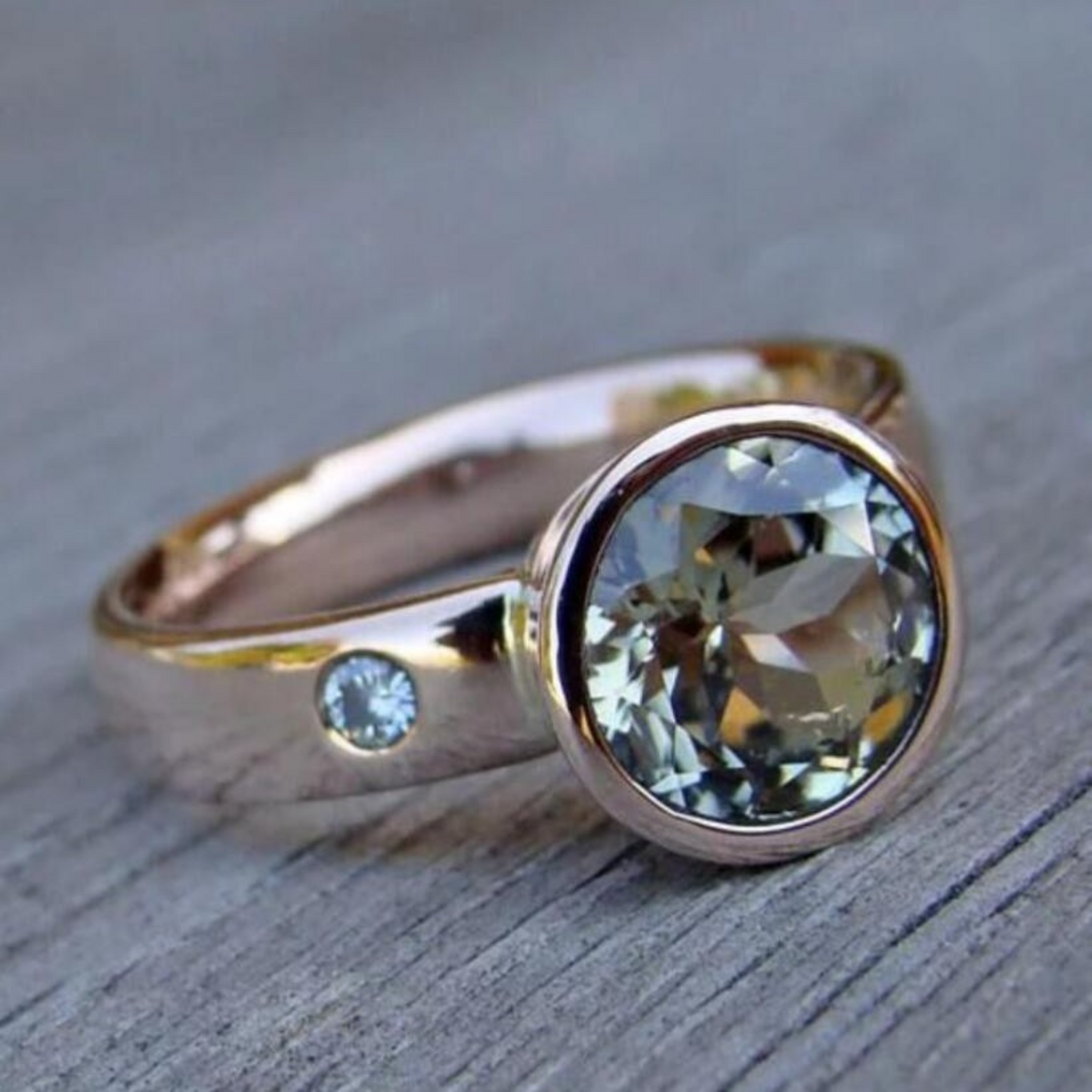 Anillo Vintage Forjado con Circonia Fina