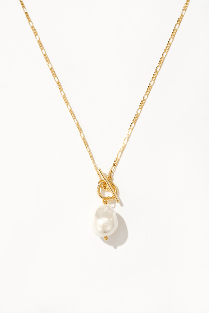 Collar Elegante con Perla Dorada
