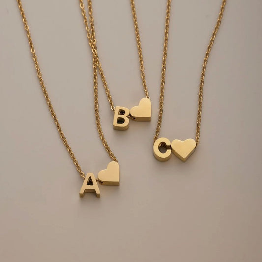 Collar Inicial Atemporal con Corazón
