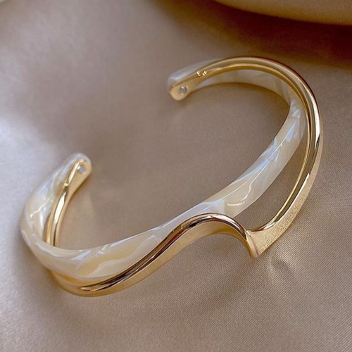 Pulsera Adriana Ópalo Blanca Chapada en Oro