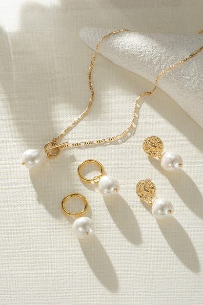 Collar Elegante con Perla Dorada