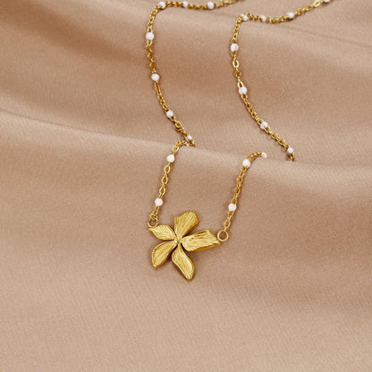 Collar Elegante con Flor en Oro