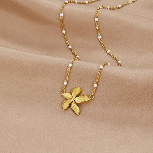 Collar Elegante con Flor en Oro